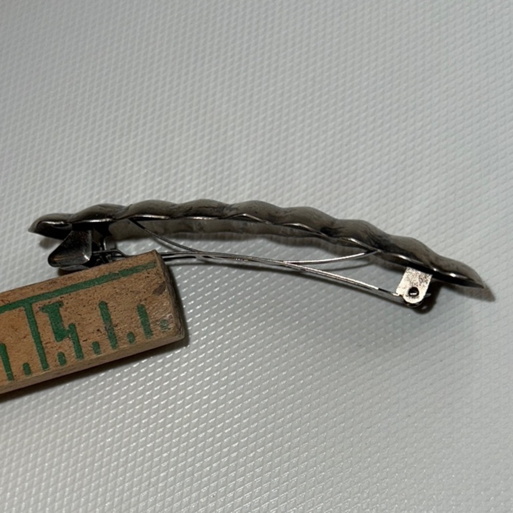 Silver Ribbed Hair Clip - Picture 2 of 9